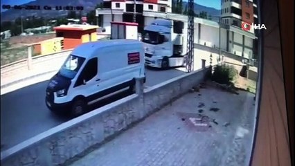Direğin otomobillerin üzerine devrildiği anlar güvenlik kameralarına yansıdı