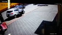 Câmera mostra colisão entre carro e moto no Bairro São Cristóvão