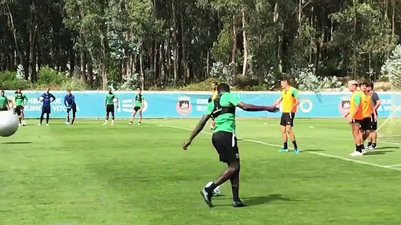 Rio Ave inova no treino com "tiros à queima roupa" com bolas gigantes