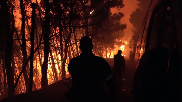 Los fuertes vientos multiplican los incendios en el norte de Atenas