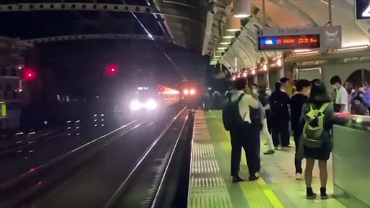 Messerattacke in Pendlerzug in Tokio: Mindestens 10 Fahrgäste verletzt