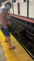 شاهد: المارة يندفعون لإنقاذ رجل على كرسي متحرك من القطار القادم