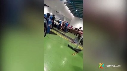 tn7-Chofer acelera carro y provoca accidente en Riteve de Cartago 060821