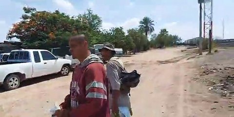 Download Video: Personas de buen corazon ayudan a los caravaneros catrachos de la #caravana #Migrante de #Honduras les dan agua comida alimento ropa para cruzar a #USA Casa Franciscana Guaymas A.C.