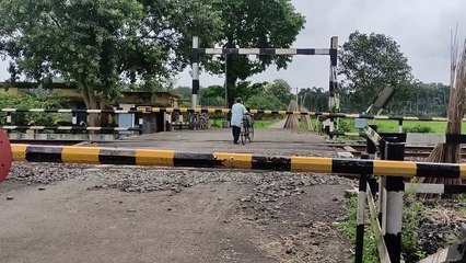 DANGEROUS SITUATION __ THE MAN IS MIDDLE OF TRACK LINE __ THE ROAD IS NOT CONSTRUCTED PROPERLY