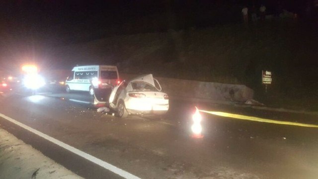 Bariyere çarpan otomobil takla attı: 3 ölü