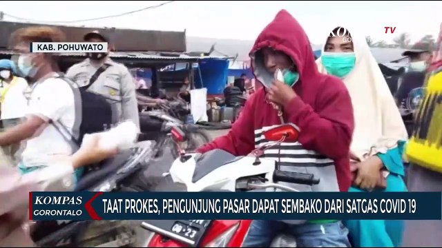 Pengunjung Pasar Yang Taat Prokes Dapat Sembako Dari Satgas Covid-19