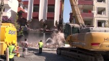 Büyükçekmece’de deprem riski taşıyan hasarlı binaların yıkımı sürüyor