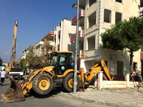 Büyükçekmece'de deprem riski taşıyan hasarlı binaların yıkımı sürüyor