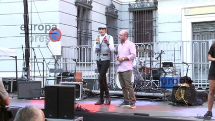 Imágenes de Mario Vaquerizo dando el pregón de las Fiestas De La Paloma vestido de chulapo