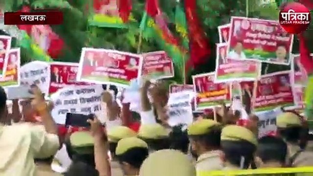 सपा पिछड़ा वर्ग प्रकोष्ठ के कार्यकर्ताओं ने किया प्रदर्शन