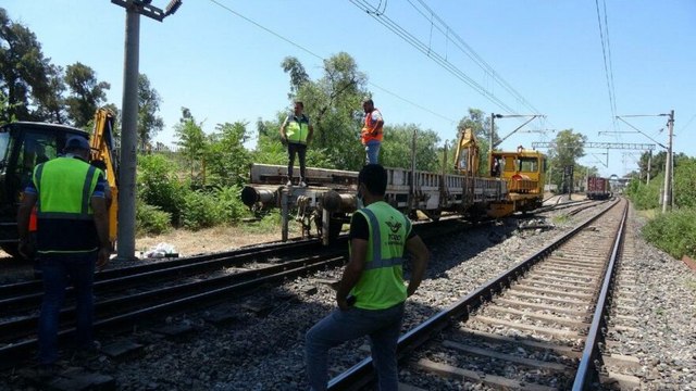 İzmir’de yük treni raydan çıktı: Seferler durdu