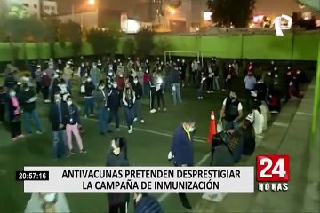Infectólogo calificó de "absurda" campaña contra las vacunas para combatir la COVID-19