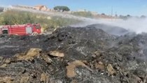 Mandas (CA) - Incendio di sterpaglie coinvolge discarica di rifiuti inerti (07.08.21)