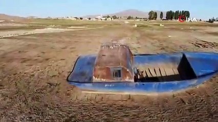 Alparslan-1 Barajı'nda sular çekildi, kayıklar karaya oturdu