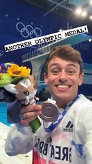 Download Video: Tom Daley pose avec sa médaille au Tokyo Aquatics Centre, le 7 août 2021.