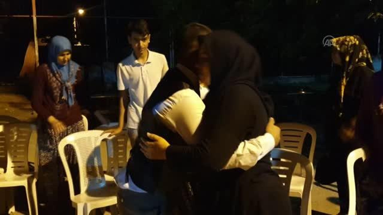 Yeni evlenen çift, gelinlik ve damatlıkla Azra Gülendam'ın ailesini ziyaret etti