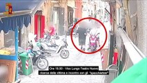 In un video l'agguato ai Quartieri spagnoli: così ferirono due innocenti, un minore colpì i passanti