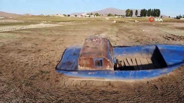 Alparslan-1 Barajında sular çekildi, kayıklar karaya oturdu