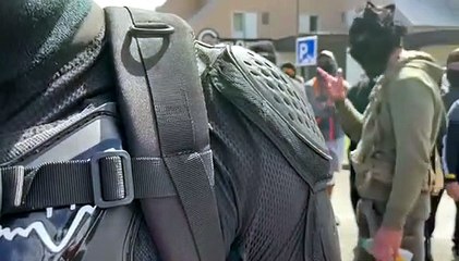 Encagoulés pour manifester : "C'est un effet pour montrer qu'on est là "