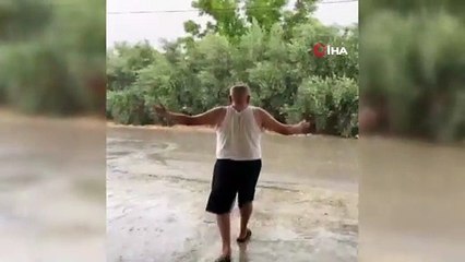 Yaz ortasında yağmuru gören çiftçinin sevinci kamerada