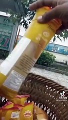 Anh chàng đi làm từ thiện phải năn nỉ mọi người nhận đồ