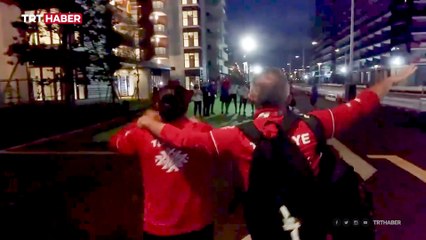 Скачать видео: Busenaz Sürmeneli Olimpiyat Köyü'nde coşkuyla karşılandı