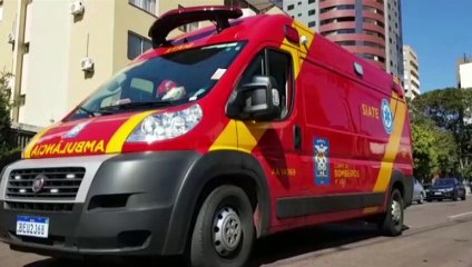 Motociclista de 23 anos colide contra caminhonete e acaba ferido no Centro