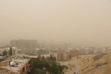 MARDİN'DE TOZ BULUTU, DİYARBAKIR'DA SAĞANAK ETKİLİ OLDU