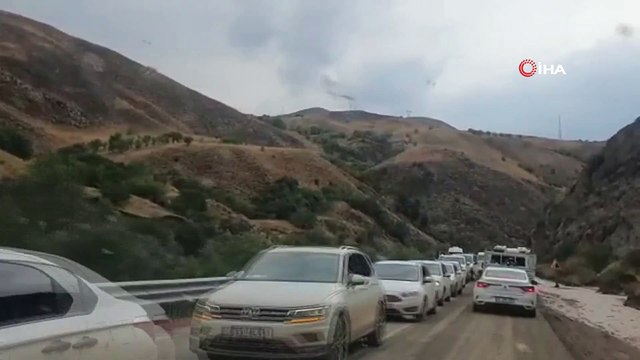 Yüksekova yolunda sel...Araçlar yolda mahsur kaldı