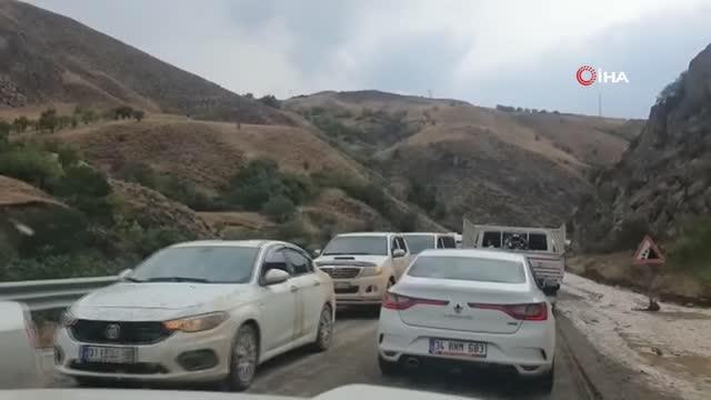 Son dakika haberleri: Yüksekova yolunda sel...Araçlar yolda mahsur kaldı