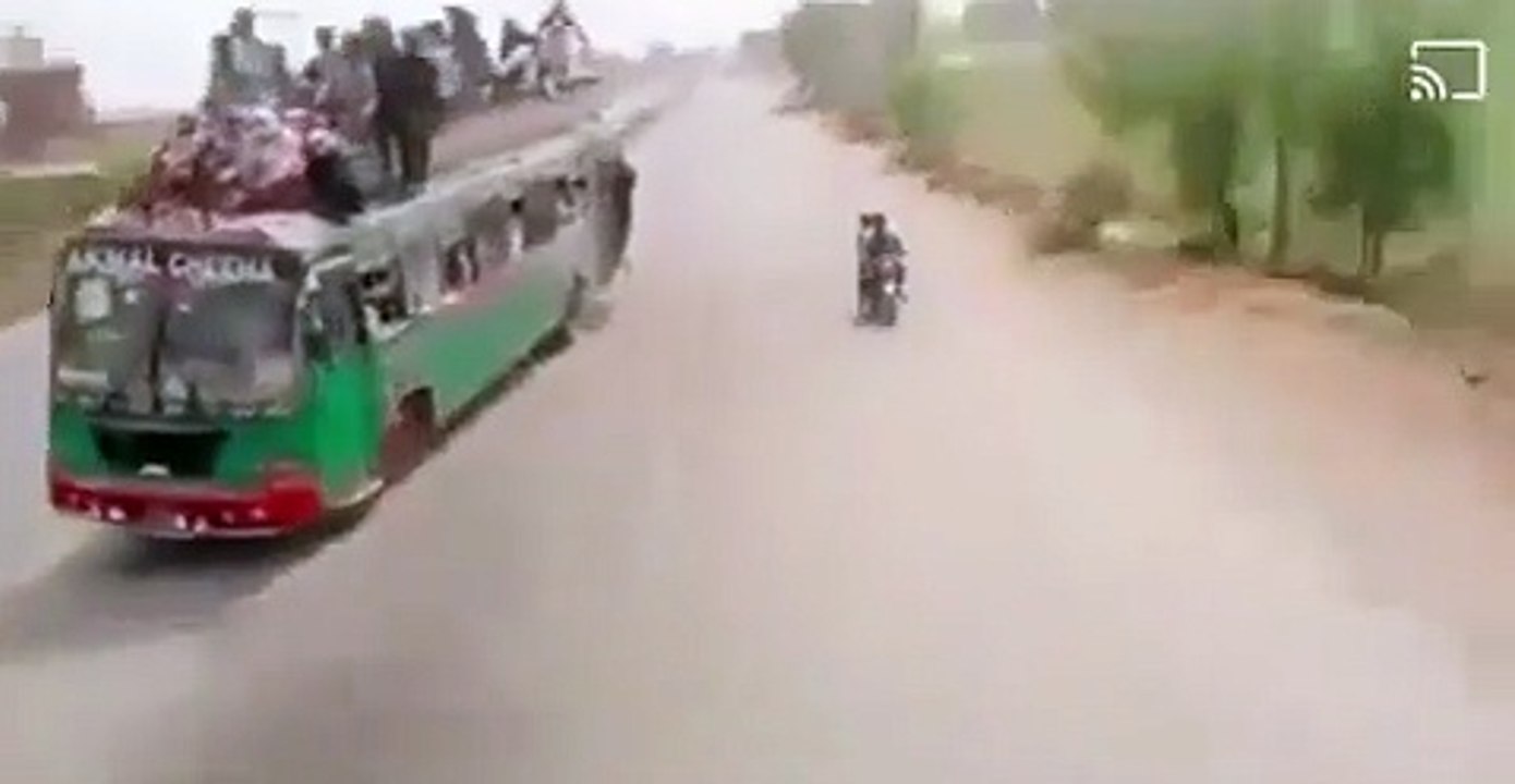 Ce conducteur de bus bondé est complètement fou (Inde)