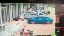 Tour de magie involontaire : un conducteur disparait au moment de sortir de sa voiture (Chine)