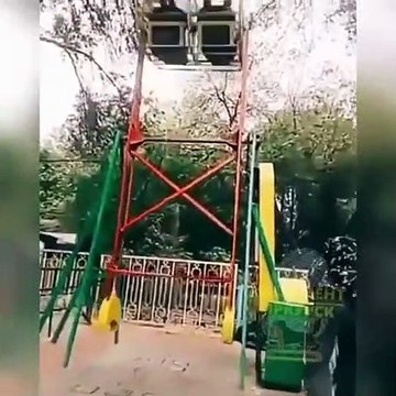 Une balançoire devient totalement incontrôlable et tourne à toute vitesse