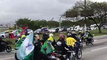 Grupo leva bandeira de Lula para motociata de Bolsonaro em Florianópolis
