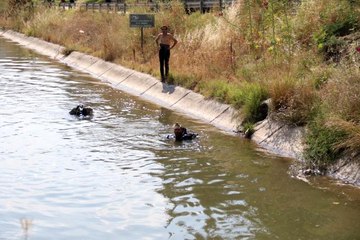 Suya düşen topunu almak isteyen çocuk kanala düştü