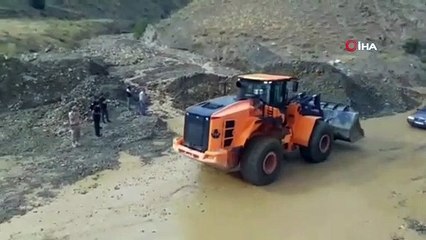 Yüksekova yolunda sel...Araçlar yolda mahsur kaldı
