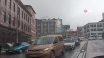 Erzurum'da sağanak yağış...Cadde ve sokaklar göle döndü