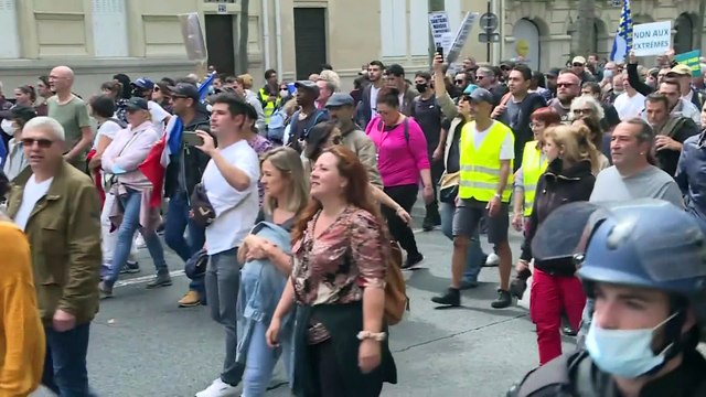 Францию охватили акции протеста против санитарной диктатуры