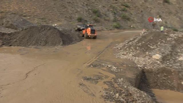 Sel nedeniyle kapanan Yüksekova-Van karayolu ulaşıma açıldı