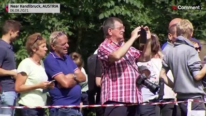 شاهد: انشالُ عربة قطارٍ خرجت عن السكّة وسقطت في وسط نهرٍ بالنمسا