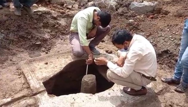 Ujjain : महाकाल मंदिर परिसर में खुदाई के दौरान निकला प्राचीन शिवलिंग, देखने उमड़े लोग, देखें VIDEO