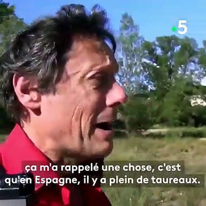 Pourquoi Antoine de Maximy porte-t-il des chemises rouges ?