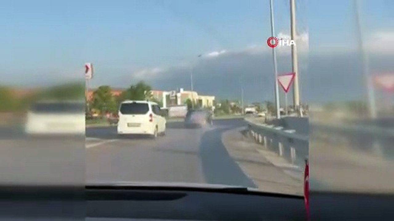 Konvoydaki aracın camından havai fişek attılar