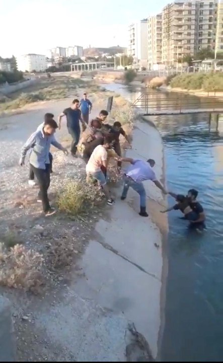 Son dakika haber | Batman'da sulama kanalına düşen çocuk özel harekat polislerince kurtarıldı