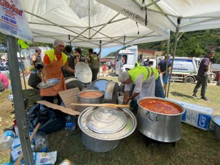 Ayancık Köprüsü'nde yardım için insan zinciri oluşturuldu