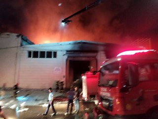 Boya fabrikasında çıkan dev yangın kontrol altına alındı