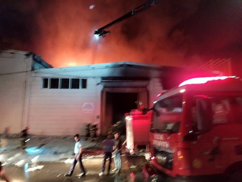 Boya fabrikasında çıkan dev yangın kontrol altına alındı