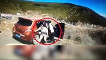 فيديو مرعب: يُظهر عائلة تقفز من السيارة وهي تتدحرج إلى أسفل المنحدر