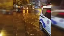 Mersin'de şiddetli yağış etkili oldu: Yollar göle döndü, araçlar mahsur kaldı